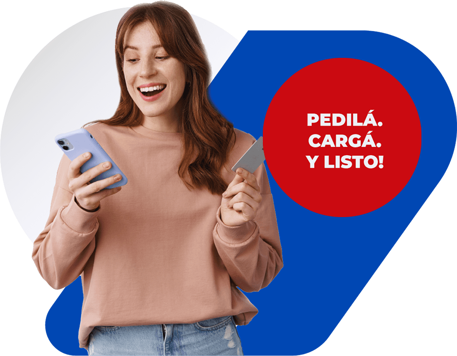 Mujer sonriendo con un celular en su mano
