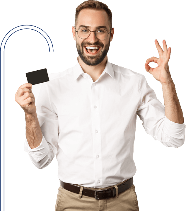 Hombre sonriendo con una tarjeta en su mano