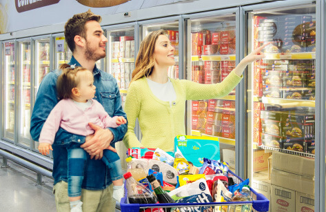 Familia comprando en supermercado
